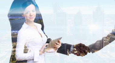 Tablet üzerinde çalışan çekici iş kadını. Karışık teknik