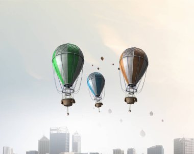 Mavi gökyüzü hava balonunda. Karışık teknik