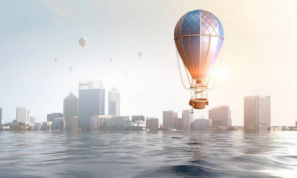 Balão de ar sobre a água. Meios mistos — Fotografia de Stock