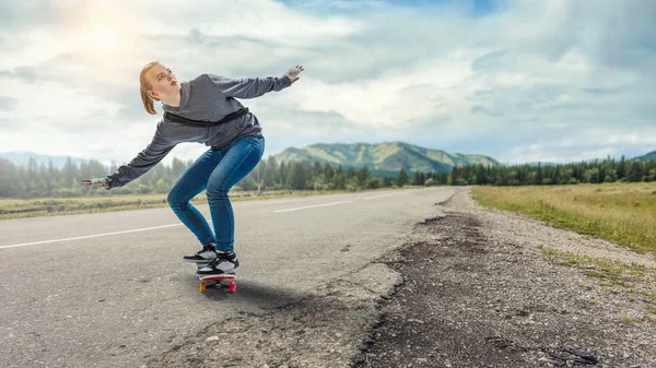 Teenager Mädchen fahren ihr Skateboard. Gemischte Medien — Stockfoto