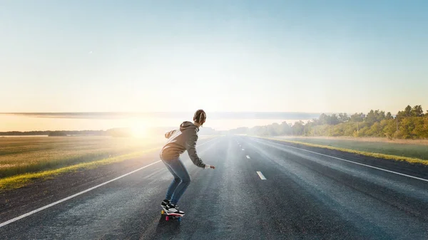 Teenager Mädchen fahren ihr Skateboard. Gemischte Medien — Stockfoto