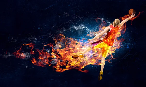 Баскетболист в огне — стоковое фото