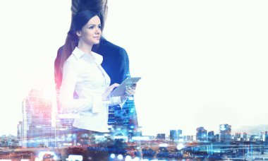 Tablet üzerinde çalışan çekici iş kadını. Karışık teknik