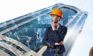 Çekici mimar kadın ve onun projesi. Karışık teknik