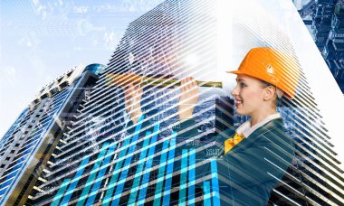 Çekici mimar kadın ve onun projesi. Karışık teknik