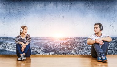 Gençler müzik dinle. Karışık teknik