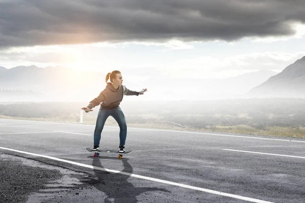 Teenager Mädchen fahren ihr Skateboard. Gemischte Medien — Stockfoto