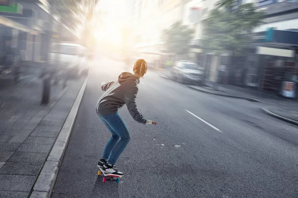 Подросток катается на скейтборде. Смешанные медиа — стоковое фото