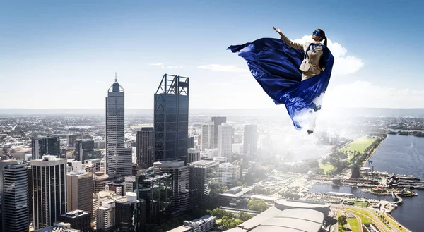 Super mulher no céu — Fotografia de Stock