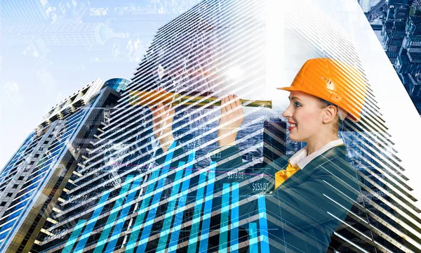 Çekici mimar kadın ve onun projesi. Karışık teknik