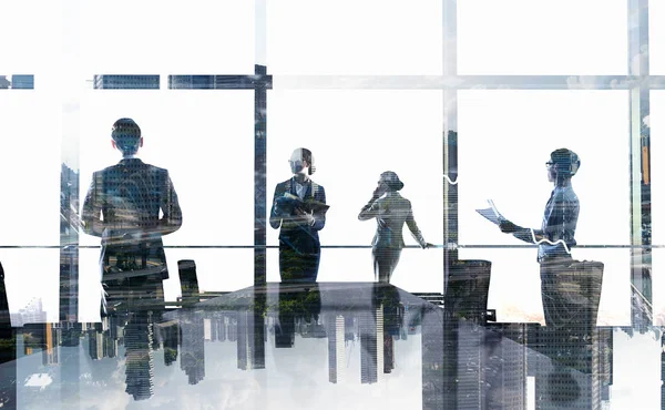 Business-team framför kontoret fönstret — Stockfoto