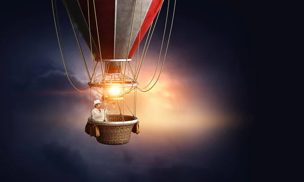 Ο άνθρωπος που ταξιδεύουν σε αερόστατο. Μικτή τεχνική — Φωτογραφία Αρχείου