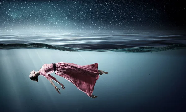 Kvinna dansare i klarblått vatten — Stockfoto