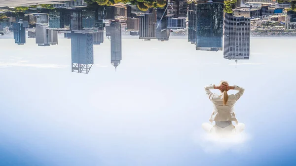 都市の上に浮いている女性 — ストック写真