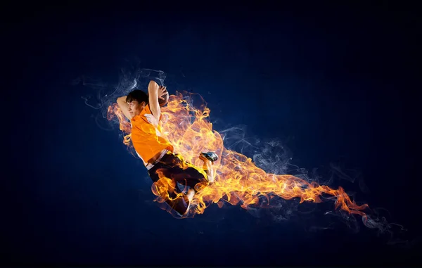 Баскетболист в огне — стоковое фото