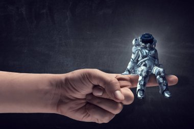 Üstünde parmak uzay adamı. Karışık teknik