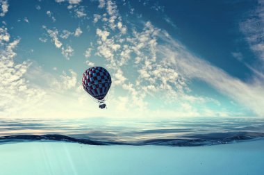 Su üzerinde hava balonu. Karışık teknik
