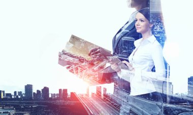 Tablet üzerinde çalışan çekici iş kadını. Karışık teknik