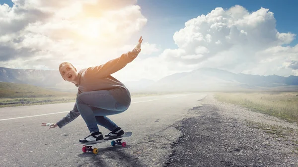 Tonåring flicka rida sin skateboard. Mixed media — Stockfoto