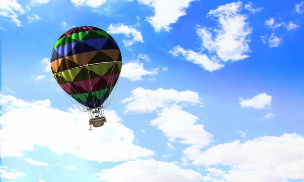 Globo de aire en el cielo azul. Medios mixtos —  Fotos de Stock