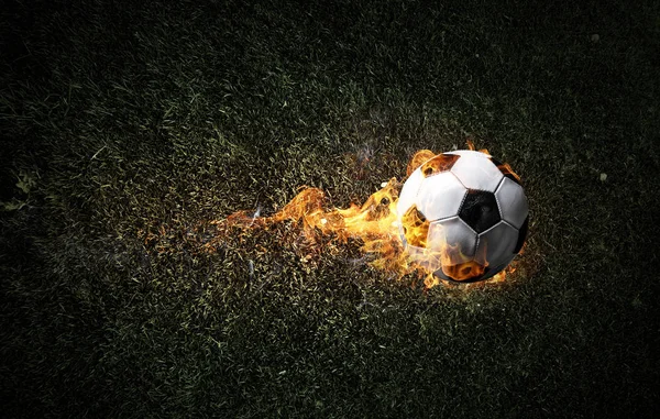 Pallone da calcio sul fuoco — Foto Stock