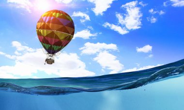 Su üzerinde hava balonu. Karışık teknik