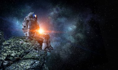 Rock kenarında uzay adamı. Karışık teknik