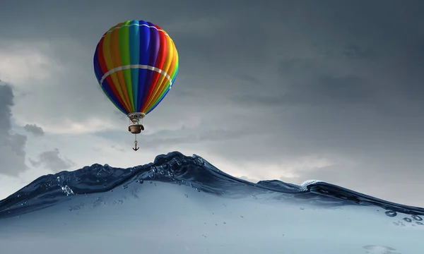 Palloncino d'aria sull'acqua. Mezzi misti — Foto Stock