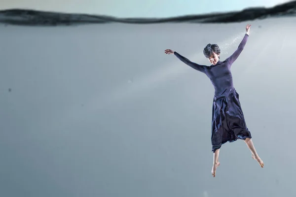 Ballerina donna in acqua blu chiaro — Foto Stock