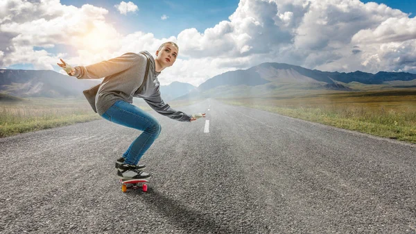 Tiener meisje rijdt haar skateboard. Mixed media — Stockfoto