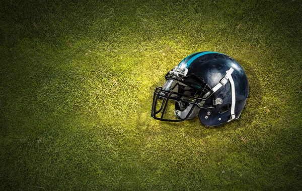 Futbol amerykański hełm na trawie — Zdjęcie stockowe