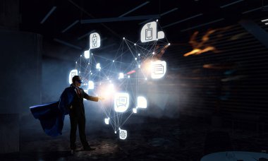 Süper adam gökyüzünde. Karışık teknik