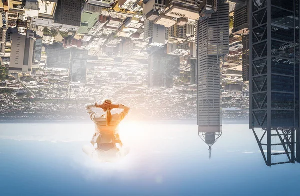 Жінка пливе над містом — стокове фото