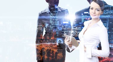 Tablet üzerinde çalışan çekici iş kadını. Karışık teknik