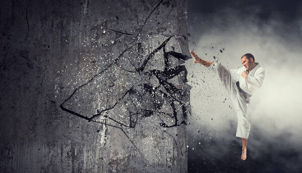 Человек в кимоно ломает стену. Смешанные медиа
