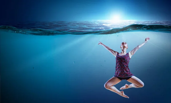 透明な青い水の女性ダンサー — ストック写真