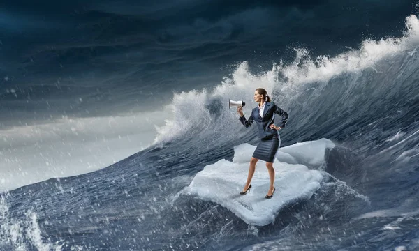 Surfen im Meer auf Eisschollen. Gemischte Medien — Stockfoto