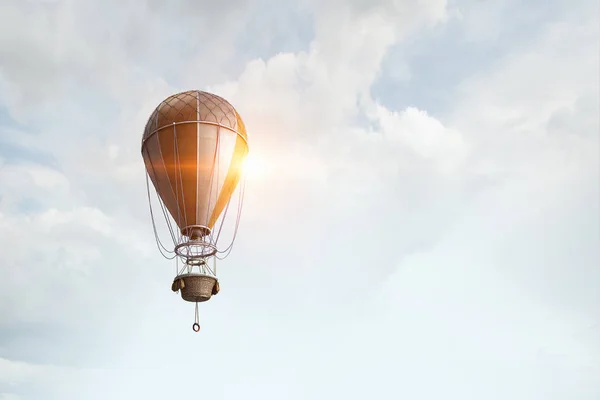 Hőlégballon kék égen. Vegyes technika — Stock Fotó