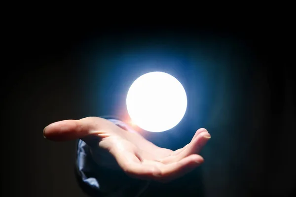 Mão tocando a lua — Fotografia de Stock