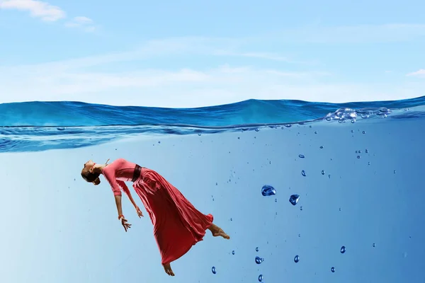 Femme danseuse en eau claire bleue — Photo