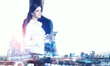 Tablet üzerinde çalışan çekici iş kadını. Karışık teknik