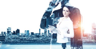 Tablet üzerinde çalışan çekici iş kadını. Karışık teknik