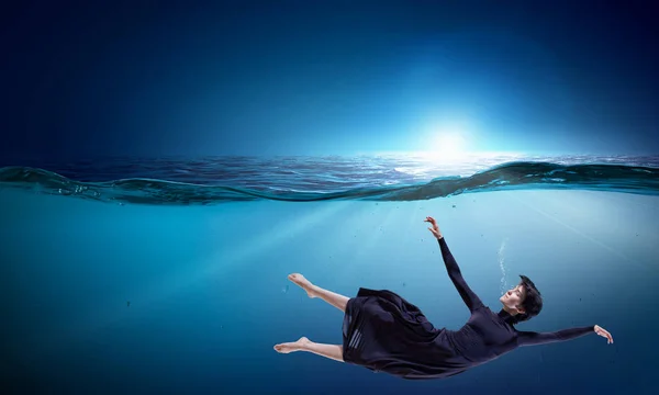 Ballerina donna in acqua blu chiaro — Foto Stock