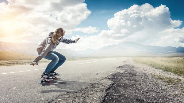 Teenager Mädchen fahren ihr Skateboard. Gemischte Medien — Stockfoto