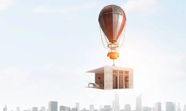 Globo de aire en el cielo azul. Medios mixtos —  Fotos de Stock