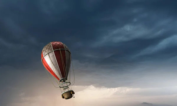 Balão de ar no céu. Meios mistos — Fotografia de Stock