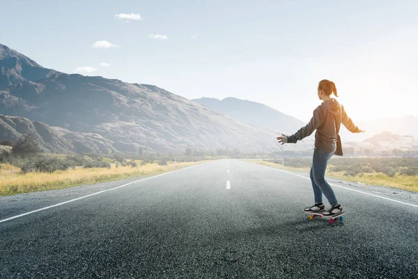 Adolescenta se plimba cu skateboard-ul. Media mixtă — Fotografie, imagine de stoc