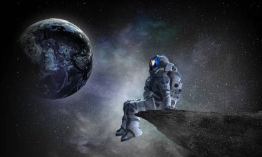 Rock kenarında uzay adamı. Karışık teknik