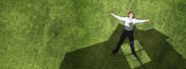 Dalgın işadamı çimenlerin üzerinde