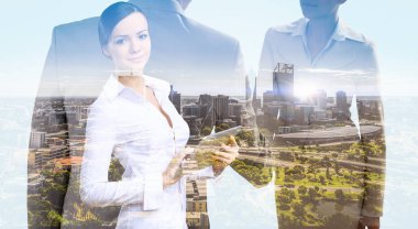 Tablet üzerinde çalışan çekici iş kadını. Karışık teknik